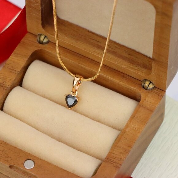 "Mini Heart-Shaped Black Pendant in Gold Plated Brass, XPPT1303 - Picture 11 of 13